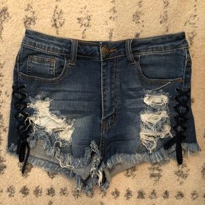 🌿3 for $20• High rise distressed jean shorts